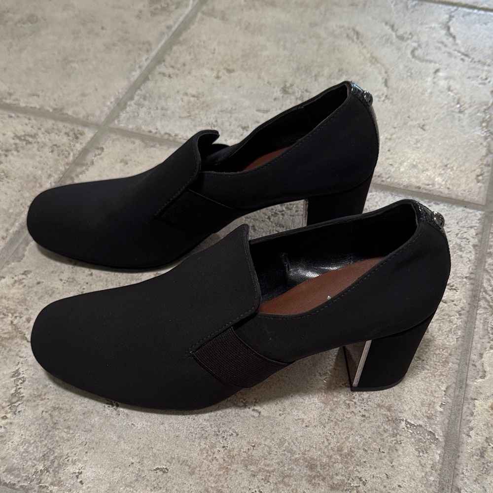 NWOT Donald J Pliner "Clem" size 8M. Black.  Soft stretchy fabric. 3 inch heel.
